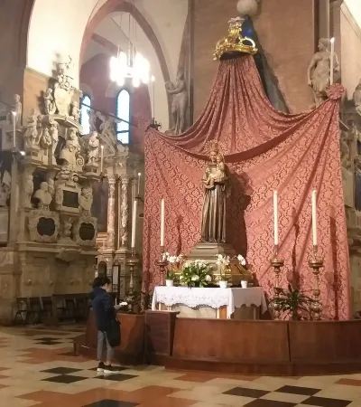 In preghiera al Santuario  |  | Santuario Sant' Antonio da Padova 