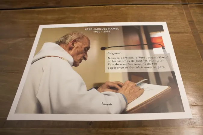 Papa Francesco, Casa Santa Marta, celebra la Messa per Padre JAcques Hamel |  | L'Osservatore Romano foto