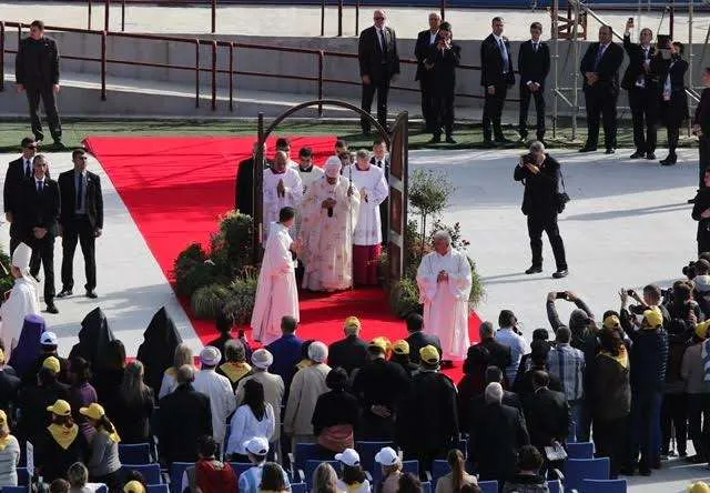 Papa Francesco a Tbilisi | Papa Francesco attraversa la Porta Santa di Rustavi nello stadio di Tbilisi, all'inizio della celebrazione della Messa, Tbilisi, 1 ottobre 2016 | Alan Holdren / CNA