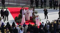 Papa Francesco attraversa la porta della chiesa di Rustavi, durante la messa a Tbilisi, l'1 ottobre 2016. Oggi, quella porta ha finalmente una chiesa, che sarà consacrata il 6 ottobre 2018 / Alan Holdren / CNA 