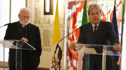 L'arcivescovo Paul Richard Gallagher e il ministro Paolo Gentiloni durante la conferenza stampa alla Farnesina, 24 novembre 2016 / AG / ACI Group 