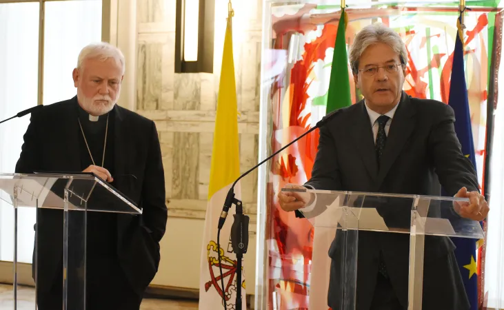 Paul Richard Gallagher e Paolo Gentiloni | L'arcivescovo Paul Richard Gallagher e il ministro Paolo Gentiloni durante la conferenza stampa alla Farnesina, 24 novembre 2016 | AG / ACI Group 