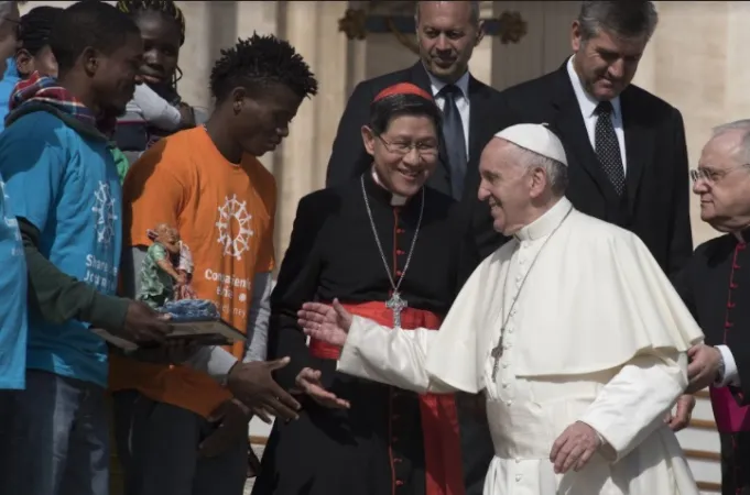 Il Papa, il Cardinale Tagle e alcuni migranti |  | Caritas Internationalis