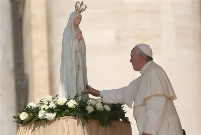 Papa Francesco davanti alla immagine della Madonna di Fatima in Piazza San Pietro |  | Vatican Media