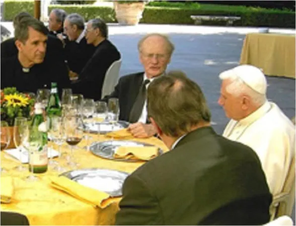 Ratzinger Schuelerkreis | Benedetto XVI durante un pranzo dello Schuelerkreis del 2007 | papst.de