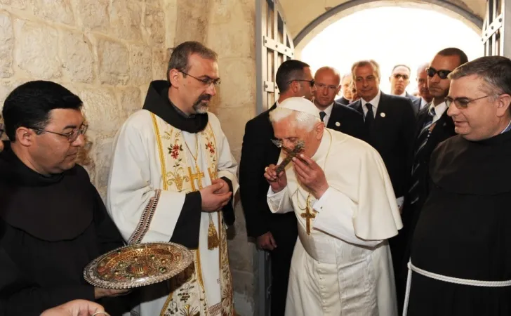 Benedetto XVI e l'allora Custode Pizzaballa |  | www.proterrasancta.org