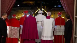 Papa Francesco si affaccia per la prima volta dalla Loggia delle Benedizioni, Palazzo Apostolico Vaticano, 13 marzo 2013 / Vatican Media / ACI Group