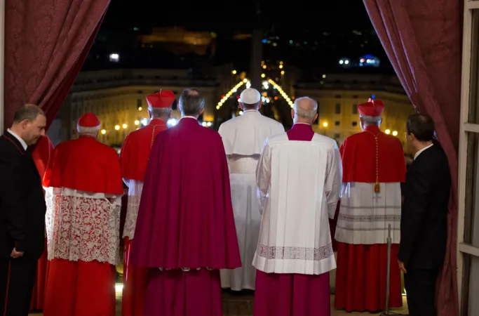 Papa Francesco, Loggia delle Benedizioni | Papa Francesco si affaccia per la prima volta dalla Loggia delle Benedizioni, Palazzo Apostolico Vaticano, 13 marzo 2013 | Vatican Media / ACI Group