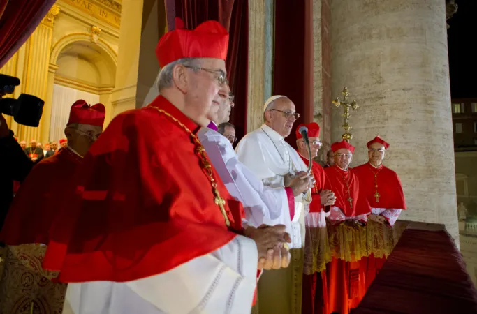 Il Papa con il Cardinale Agostino Vallini subito dopo l'elezione  |  | Vatican Media 