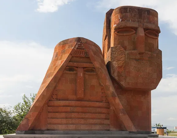 Siamo le nostre montagne (in armeno Մենք ենք մեր սարերը, Menq enq mer sarerè) è un grande monumento situato a Stepanakert, la capitale della Repubblic |  | Wikipedia 