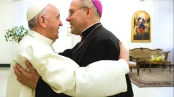 L'arcivescovo Ortega, nuovo nunzio in Cile, in un incontro del 2015 con Papa Francesco / Obispado de Alcalà de Henares