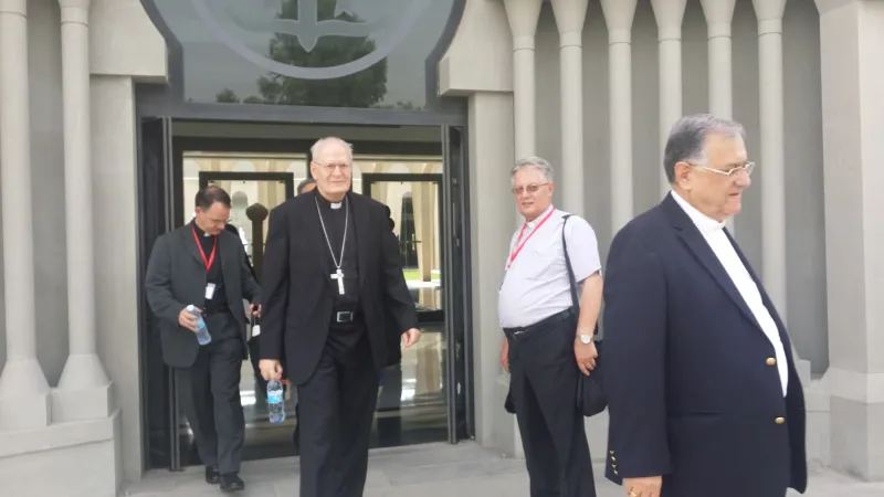 il Cardinal Petr Erdo esce dalla Domus Galileae | Il Cardinal Petr Erdo, presidente del CCEE, esce dalla Domus Galileae per recarsi a Cafarnao | Andrea Gagliarducci / ACI Group