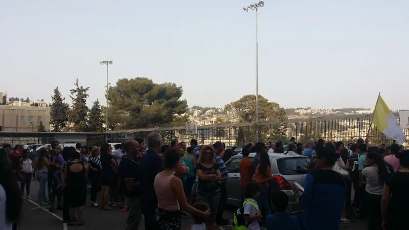 Famiglie in arrivo a Nazareth | Famiglie in arrivo a Nazareth, Cortile della Basilica dell'Annunciazione, 12 settembre 2015 | Andrea Gagliarducci / ACI Group