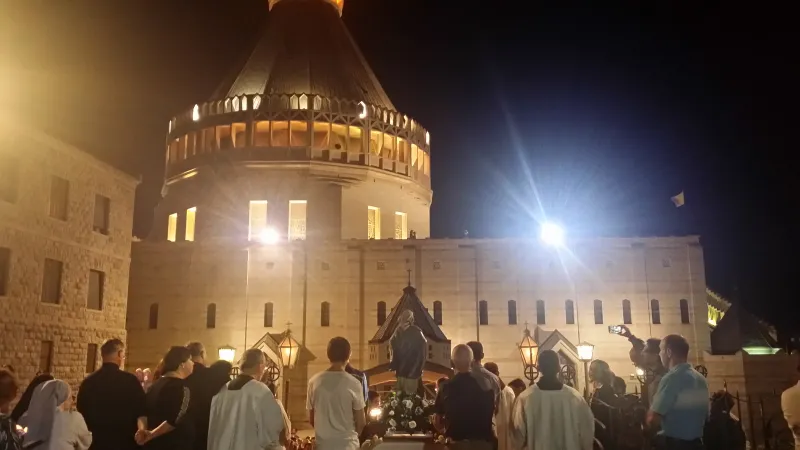 Veglia per la famiglia, Cortile della Basilica dell'Annunciazione | Inizio della Veglia per la Famiglia nel cortile della Basilica dell'Annunciazione, Nazareth, 12 settembre 2015 | Andrea Gagliarducci / ACI Group