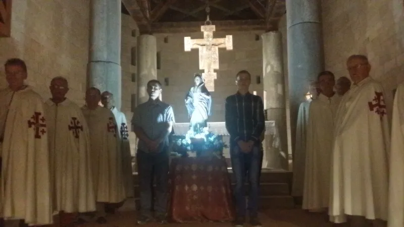 Statua della Vergine, Basilica dell'Annunciazione | Al termine della processione, la statua della Vergine viene posta ai piedi del crocifisso francescano nella Basilica dell'Annunciazione | Andrea Gagliarducci / ACI Group