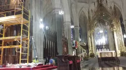 Interno della Cattedrale di St. Patrick, New York City. I lavori per terminare il restauro in tempo per la visita di Papa Francesco continuano senza sosta, 18 settembre 2015 / Andrea Gagliarducci / ACI Group