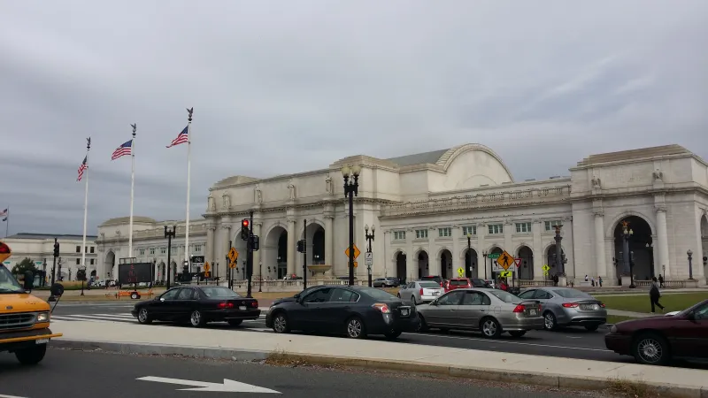 Union Station, Washington | Bandiere sventolano davanti a Union Station, Washington, DC | Andrea Gagliarducci