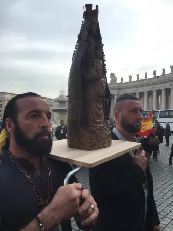 In pellegrinaggio verso San Pietro  |  | Angela Ambrogetti 