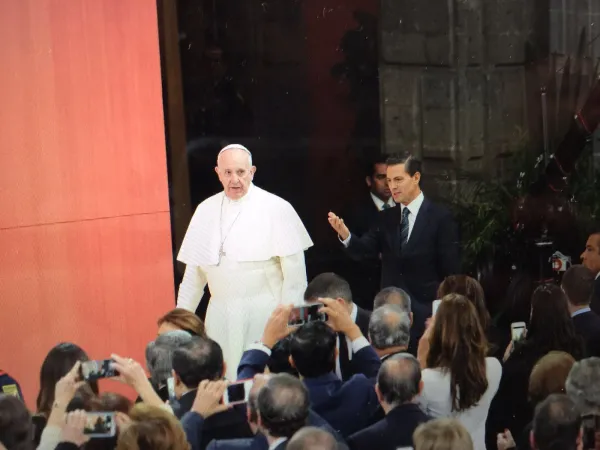 Papa Francesco in Messico | Papa Francesco arriva nella sala da cui parlerà alla società civile del Messico, Palazzo Nazionale, Città del Messico, 13 febbraio 2016 | Alan Holdren / CNA