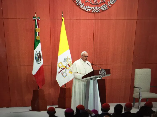 Papa Francesco in Messico | Papa Francesco prende la parola davanti alla società civile del Messico, Palazzo Nazionale, Città del Messico, 13 febbraio 2016 | Alan Holdren / CNA