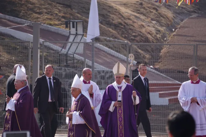 Il Papa arriva allo stadio per la messa con i religiosi |  | David Ramos/ Aci Group