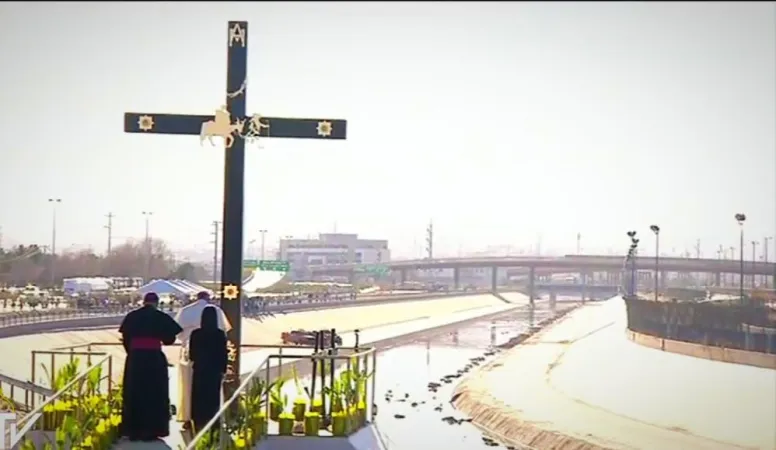 Ciudad Juarez | Papa Francesco rende omaggio alla croce dei migranti, al confine con gli Stati Uniti, 17 febbraio 2016  | CTV