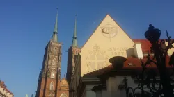 La Cattedrale di Breslavia. Nell'edificio di fronte, si ricorda il Congresso Eucaristico Internazionale del 1997 / Andrea Gagliarducci / ACI Stampa