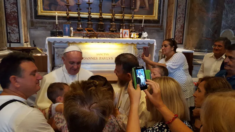 Papa Francesco e don Jarek sulla tomba di Giovanni Paolo II |  | Don Jarek