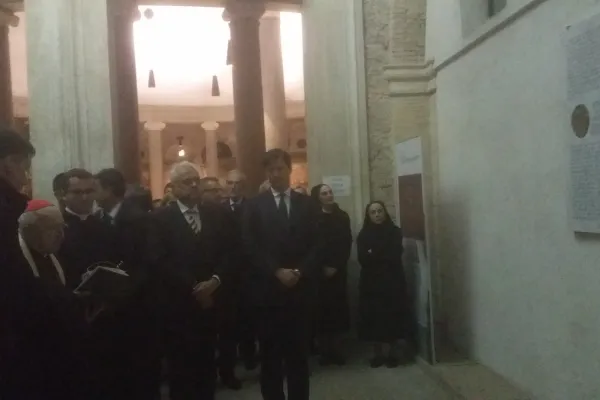 Il Cardinale Walter Brandmueller benedice la targa in onore del Cardinale Mindszenty, Roma, Santo Stefano Rotondo, 4 novembre 2016 / AG / ACI Stampa 