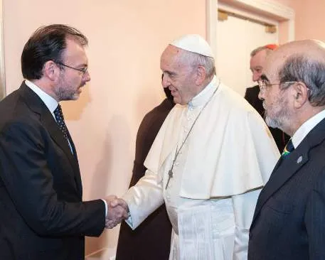 Papa Francesco e il ministro degli Esteri Videgaray | Il ministro degli Esteri Videgaray saluta Papa Francesco al termine del discorso del Papa alla FAO, Roma, 16 ottobre 2017 | da Twitter @LVidegaray 