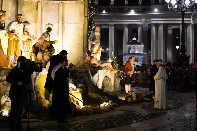 Papa Francesco visita il presepe |  | Daniel Ibanez/ CNA