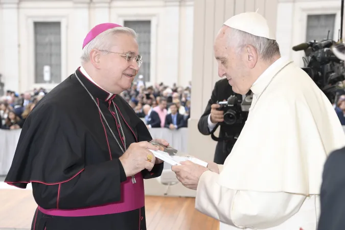 Vescovo Toso e Papa Francesco | Il vescovo Mario Toso saluta Papa Francesco al termine dell'udienza generale del 18 ottobre 2017, e gli consegna il libro con la storia di Padre Badiali | Vatican Media / Diocesi Faenza - Modigliana