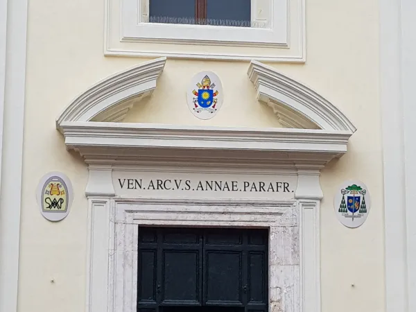 facciata di Santa Caterina della Rota | La facciata di Santa Caterina della Rota. Sulla sinistra, lo stemma dell'Arciconfraternita di Sant'Anna de' Parafrenieri, al centro quello di Papa Francesco, e sulla destra quello del Prefetto della Casa Pontificia, Primicerio dell'Arciconfraternita | Andrea Gagliarducci / ACI Stampa