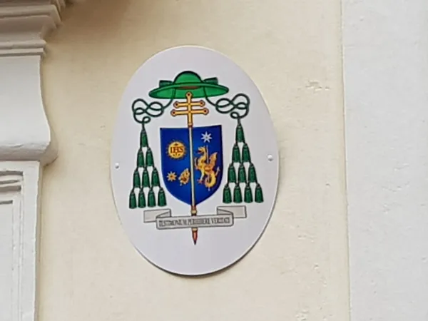 Stemmi episcopali sulla facciata di Santa Caterina della Rota | Il nuovo stemma dell'arcivescovo Gaenswein, prefetto della Casa Pontificia e primicerio dell'Arciconfraternita di Sant'Anna de' Parafrenieri | Andrea Gagliarducci / ACI Stampa