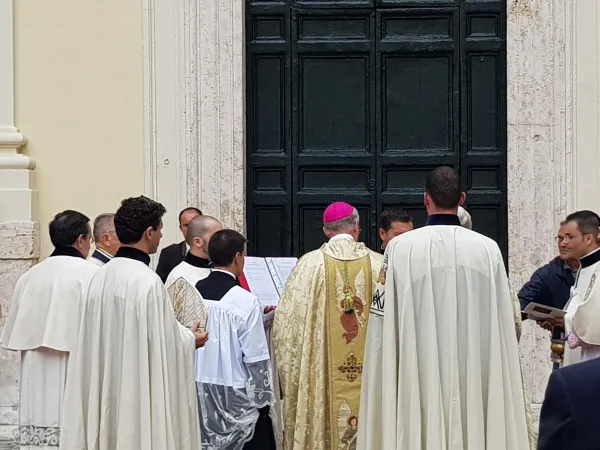 Festa di Sant'Anna a Santa Caterina della Rota | L'arcivescovo Gaenswein, primicerio dell'Arciconfraternita di Sant'Anna de' Parafrenieri, benedice la nuova facciata della chiesa di Santa Caterina della Rota | Andrea Gagliarducci / ACI Stampa 