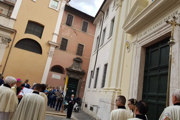 L'arcivescovo Gaenswein, primicerio dell'Arciconfraternita di Sant'Anna de' Parafrenieri, benedice la nuova facciata della Chiesa di Santa Caterina della Rota / Andrea Gagliarducci / ACI Stampa