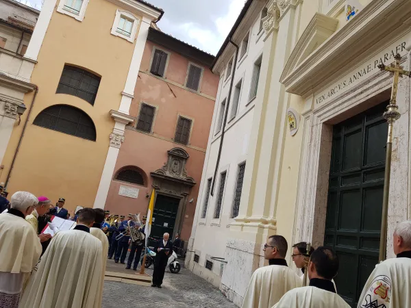 Festa di Sant'Anna a Santa Caterina della Rota | L'arcivescovo Gaenswein, primicerio dell'Arciconfraternita di Sant'Anna de' Parafrenieri, benedice la nuova facciata della Chiesa di Santa Caterina della Rota | Andrea Gagliarducci / ACI Stampa