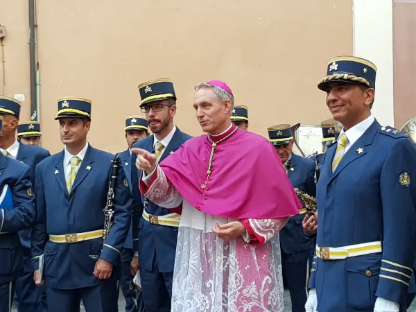 Festa di Sant'Anna a Santa Caterina della Rota | L'arcivescovo Gaenswein, primicerio dell'Arciconfraternita di Sant'Anna de' Parafrenieri, con i membri della Banda della Città del Vaticano  | Andrea Gagliarducci / ACI Stampa