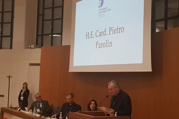 Il Cardinale Pietro Parolin, segretario di Stato vaticano, tiene il discorso di indirizzo al convegno Child Dignity in a Digital Age, presso la Pontificia Università Gregoriana, Roma, 3 ottobre 2017 / Andrea Gagliarducci / ACI Stampa