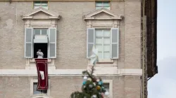 Papa Francesco durante un Angelus del tempo di Avvento 2017 / Daniel Ibanez / ACI Group