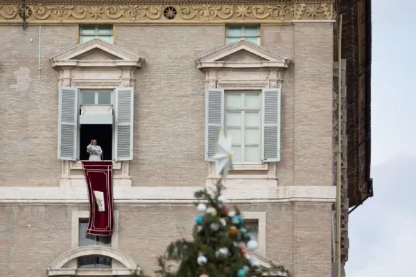 Papa Francesco durante un Angelus del tempo di Avvento 2017 / Daniel Ibanez / ACI Group