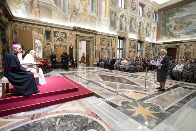 Papa Francesco e le Missionarie del Sacro Cuore | Papa Francesco incontra le Missionarie del Sacro Cuore per il centenario della morte di Santa Francesca Cabrini, Sala Clementina, Palazzo Apostolico Vaticano, 9 dicembre 2017 | L'Osservatore Romano / ACI Group