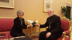 Il ministro degli Esteri coreano Kang Kyung-wha con il "ministro degli Esteri" vaticano Richard Paul Gallagher durante il loro incontro nel palazzo apostolico / Ambasciata di Corea presso la Santa Sede 