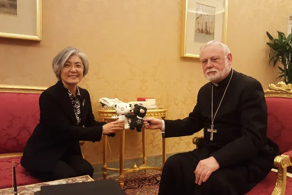 Il ministro degli Esteri coreano Kang Kyung-wha con il "ministro degli Esteri" vaticano Richard Paul Gallagher durante il loro incontro nel palazzo apostolico / Ambasciata di Corea presso la Santa Sede 