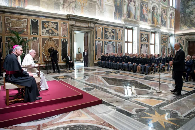 Papa Francesco e la polizia  | Papa Francesco incontra i dirigenti e al Personale dell'Ispettorato di Pubblica Sicurezza presso il Vaticano, Sala Clementina, Palazzo Apostolico Vaticano, 26 marzo 2018 | Vatican Media / ACI Group