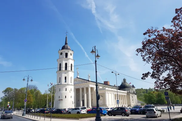 La piazza davanti la cattedrale di Vilnius, dove Papa Francesco presiederà l'incontro con i giovani il 22 settembre / AG / ACI Group