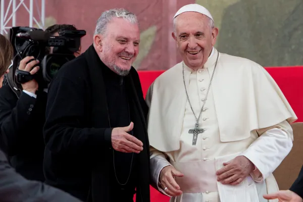 Papa Francesco e Kiko Arguello, fondatore del Cammino Neocatecumenale, all'incontro per i 50 anni del Cammino, Tor Vergata, Roma, 5 maggio 2018 / Daniel Ibanez / ACI Group