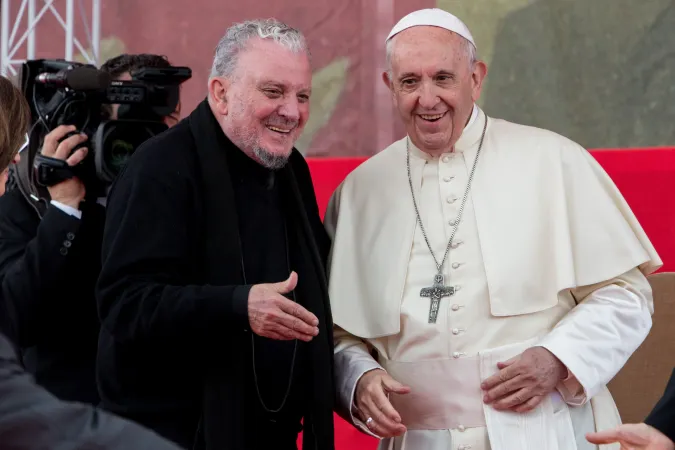 Papa Francesco e Kiko Arguello | Papa Francesco e Kiko Arguello, fondatore del Cammino Neocatecumenale, all'incontro per i 50 anni del Cammino, Tor Vergata, Roma, 5 maggio 2018 | Daniel Ibanez / ACI Group