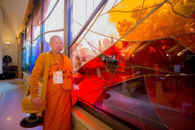 Il monaco buddhista Luce Ardente | Luce Ardente nel santuario di Maria Theotokos, di fronte la vetrata colorata che ricorda i momenti della passione di Gesù | Daniel Ibanez / ACI Group