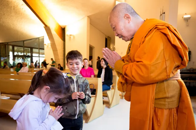 Il monaco buddhista Luce Ardente | Luce Ardente con alcuni bambini nel santuario di Maria Theotokos  | Daniel Ibanez / ACI Group 